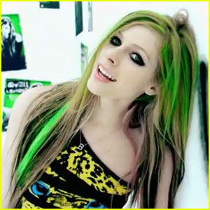 avril-lavigne-smile-video-premiere.jpg